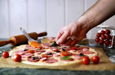 Pizza tepesi hazırlamak