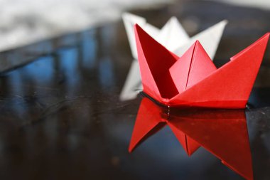 kağıt tekne bir havuzda