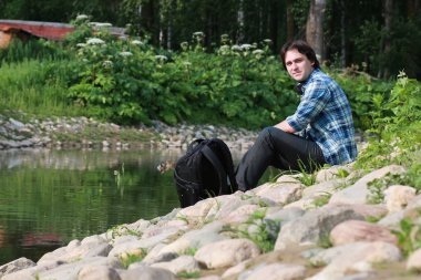 adam oturup taş Nehri üzerinde