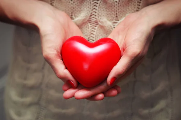 Ženská ruka Valentýnské srdce — Stock fotografie