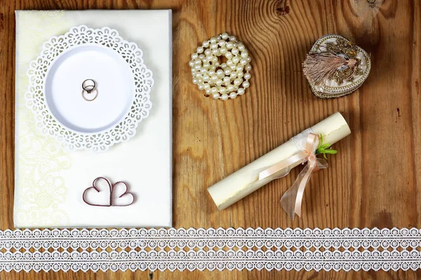 Αξεσουάρ γάμου και προσκλήσεις σε πλαίσιο ελαφρύ ξύλινο τραπέζι — Φωτογραφία Αρχείου