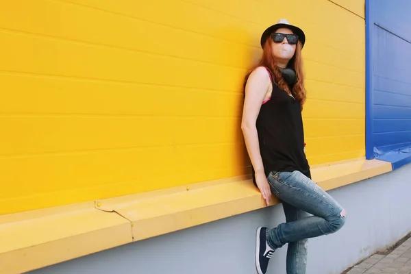 Chica hipster en la pared azul — Foto de Stock