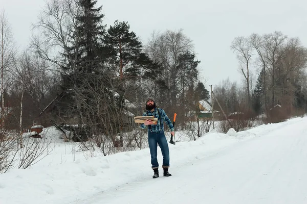 Hombre en invierno con hacha — Foto de Stock