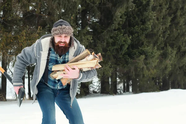 Adam balta ile kışın — Stok fotoğraf