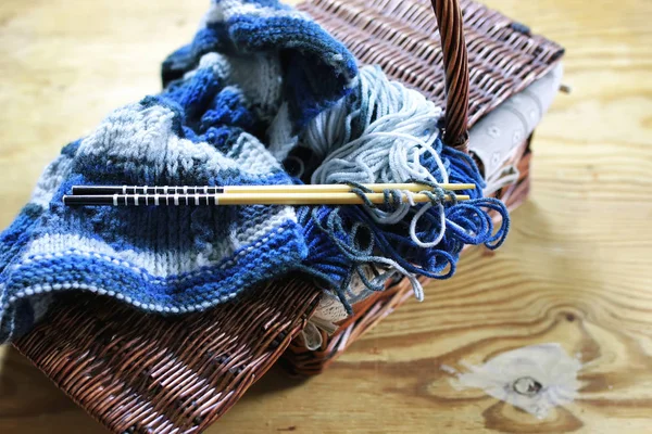 Panier d'aiguilles à tricoter et laine — Photo