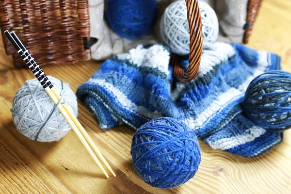 Wollknäuel und Stricknadeln auf Hintergrund — Stockfoto