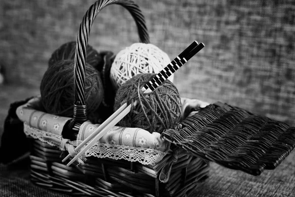자 수 모직 공 및 뜨개질 바늘 — 스톡 사진