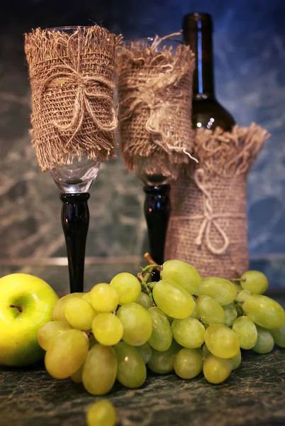 Стол с виноградом из бутылки — стоковое фото