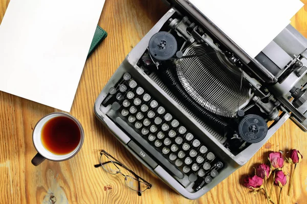 Máquina de escrever área de trabalho retro — Fotografia de Stock