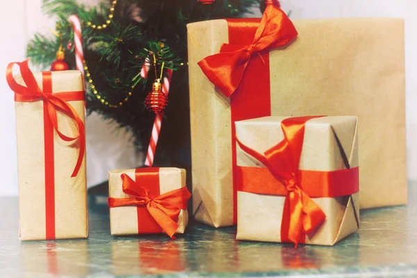 Pila de regalos bajo un árbol de Navidad — Foto de Stock