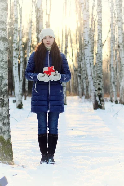 Зимняя девушка открытый подарок руку — стоковое фото