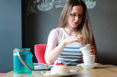 Kız bir kafede kahve notebook ile için