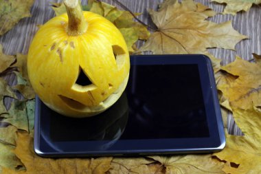 Cadılar Bayramı Balkabağı ve tablet