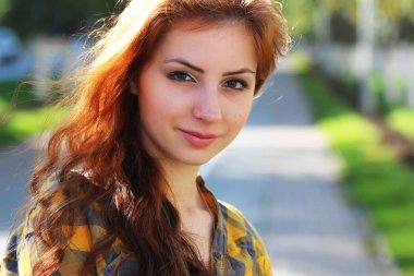 bir şapka hipster Kızıl saçlı kız