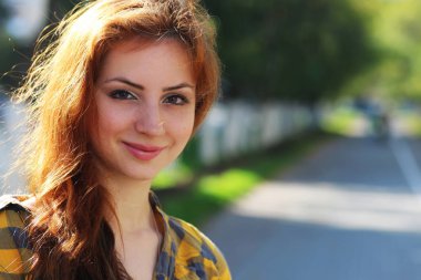 bir şapka hipster Kızıl saçlı kız