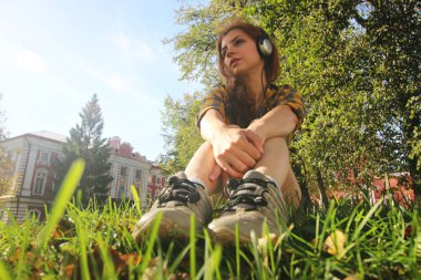 bir şapka hipster Kızıl saçlı kız