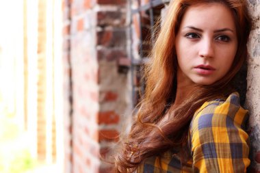 bir şapka hipster Kızıl saçlı kız