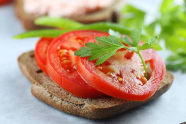 sandviç ekmek domates sos yeşil sağlıklı sebze