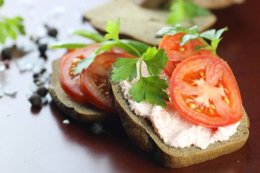 sandviç ekmek domates sos yeşil sağlıklı sebze