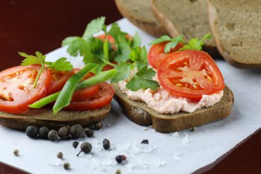 sandviç ekmek domates sos yeşil sağlıklı sebze