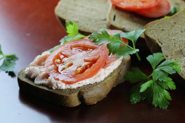sandviç ekmek domates sos yeşil sağlıklı sebze