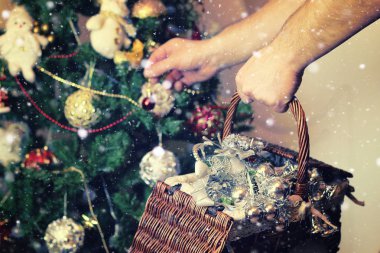 Noel ağacı oyuncak sepeti