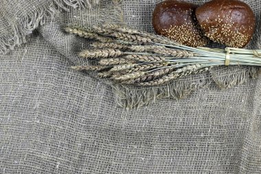 Çavdar ekmeği ve tablo kulaklara