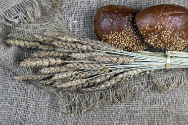 Çavdar ekmeği ve tablo kulaklara