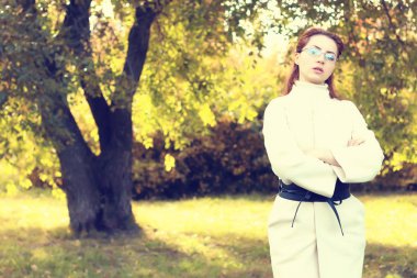 kız yalnız bir park yürüyüş Güz