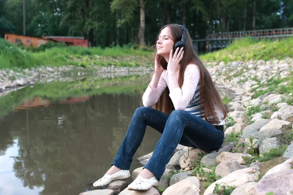 Mädchen hört Musik im Freien über Kopfhörer — Stockfoto