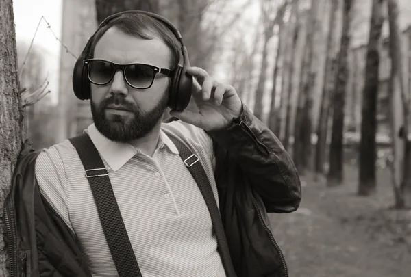 Barba monocroma hombre escuchar música en el parque —  Fotos de Stock