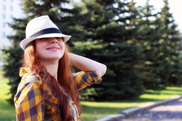 Dai capelli rossi ragazza in un cappello hipster — Foto Stock