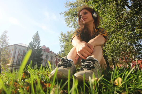 bir şapka hipster Kızıl saçlı kız