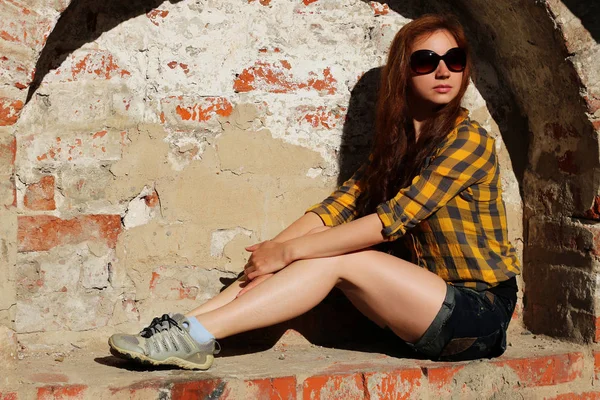 Rödhårig tjej i en hatt hipster — Stockfoto