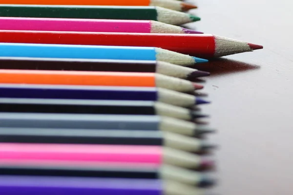 Lápices de colores sobre mesa de madera — Foto de Stock