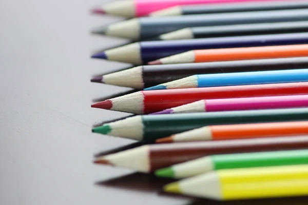 Crayons de couleur sur table en bois — Photo
