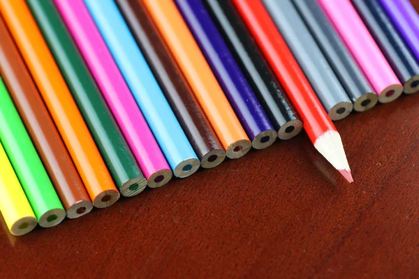 Crayons de couleur sur table en bois — Photo