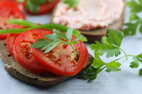 Sandwich bread tomato sauce green healthy vegetables — Stock Photo, Image