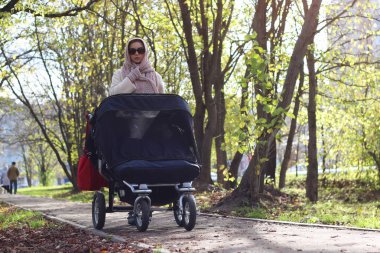 Parktaki kız bebek arabasıyla