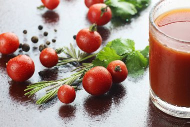 bardak domates suyu damla