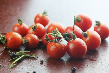 Su damla yeşil ve domates