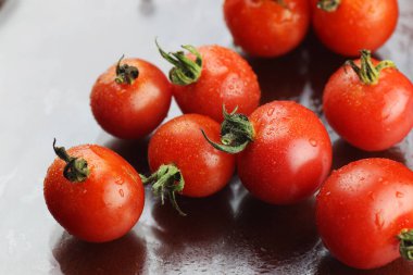 Su damla yeşil ve domates