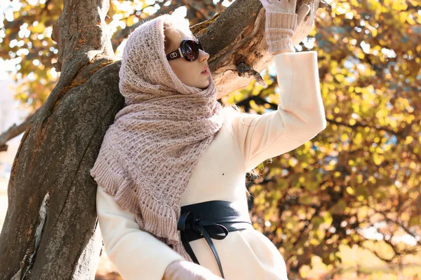 소녀는 공원에서 착용 한 스카프가을 — 스톡 사진