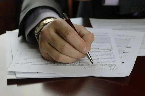 Seguro firmado a mano — Foto de Stock