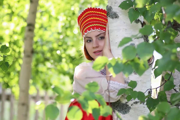 Slaviska i folkdräkt som gömmer sig bakom träd — Stockfoto