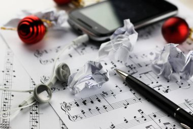Notlar ve Noel topları