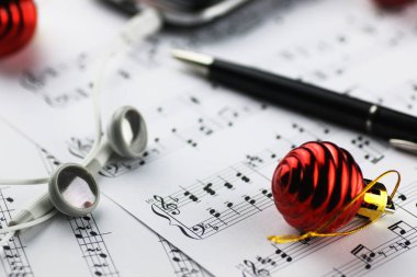 Notlar ve Noel topları