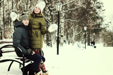 Genç çift tatilde.