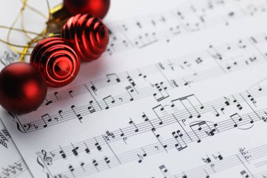 Notlar ve Noel topları