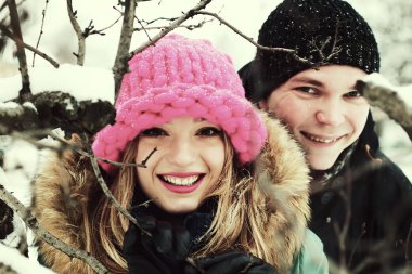 genç bir çift aşık kışın